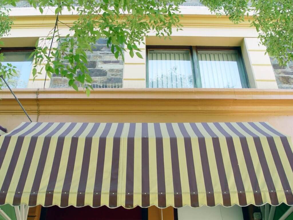 Right color awning